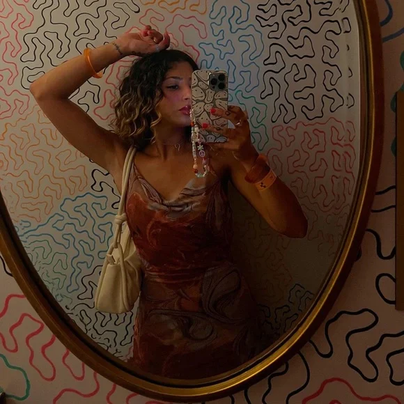 Cute swirl dress with with cutout detail.I got MANY compliments on this dress 🤎 - Picture 2 of 4